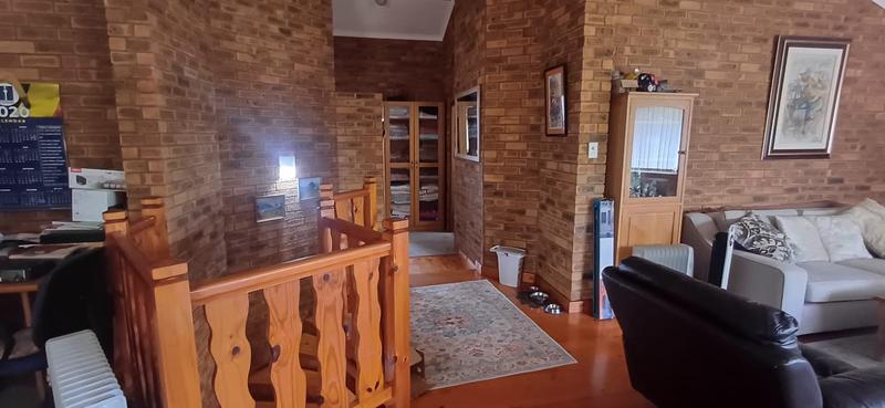 5 Bedroom Property for Sale in Sandbaai Western Cape